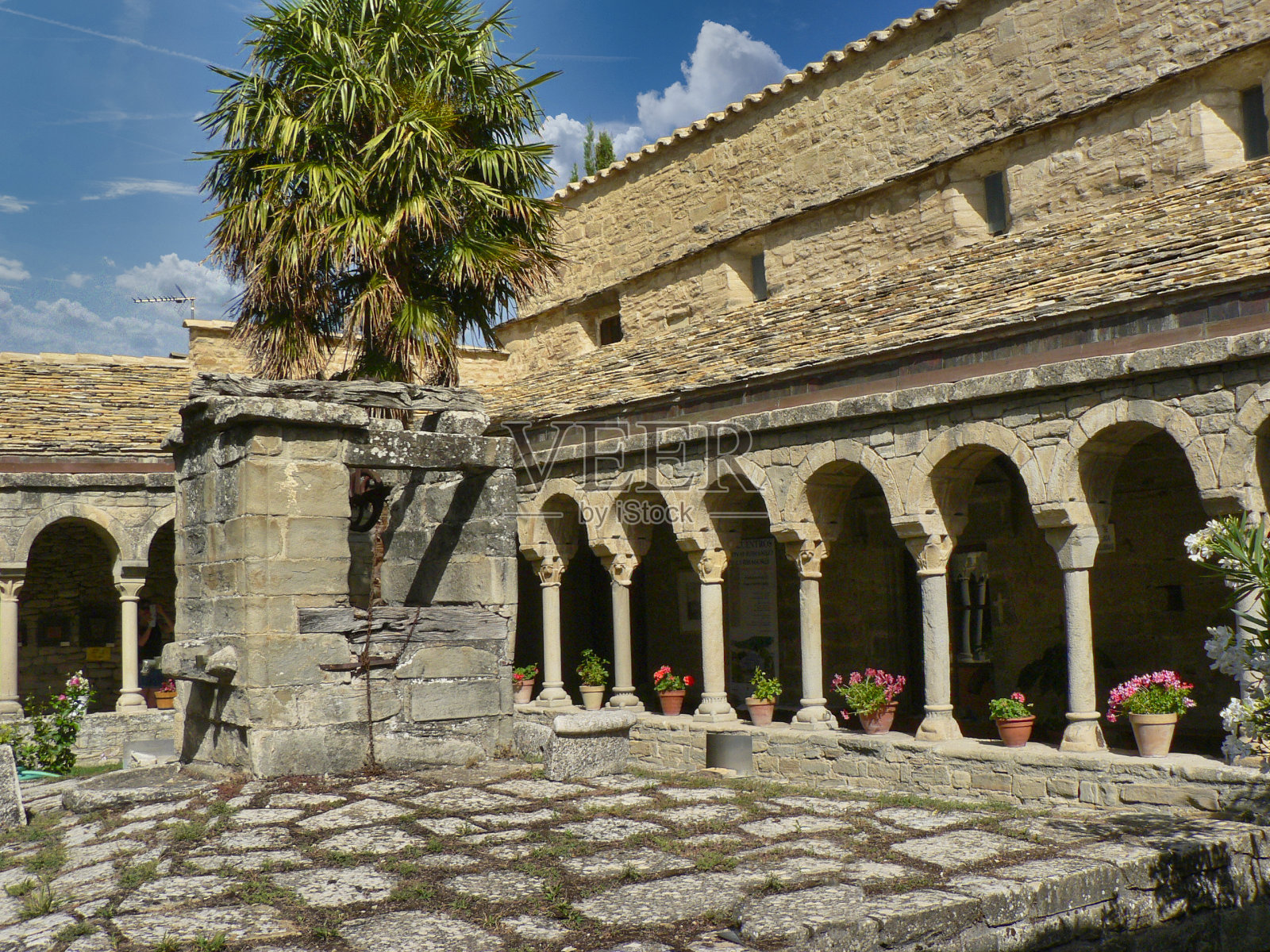 西班牙阿拉贡罗达德Isábena的圣维森特大教堂,蓝天白云照片摄影图片