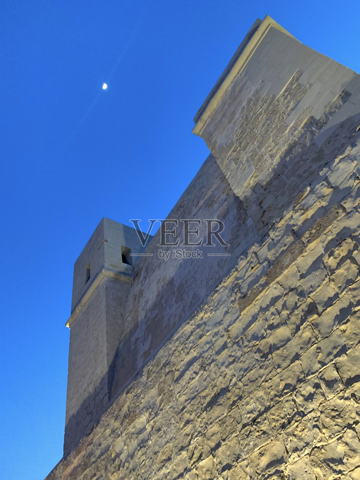 马耳他圣保罗湾的满月照片摄影图片