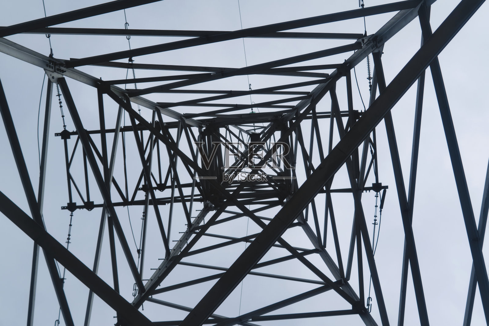 电杆、输电线、高压电杆、电网。自下而上的观点照片摄影图片