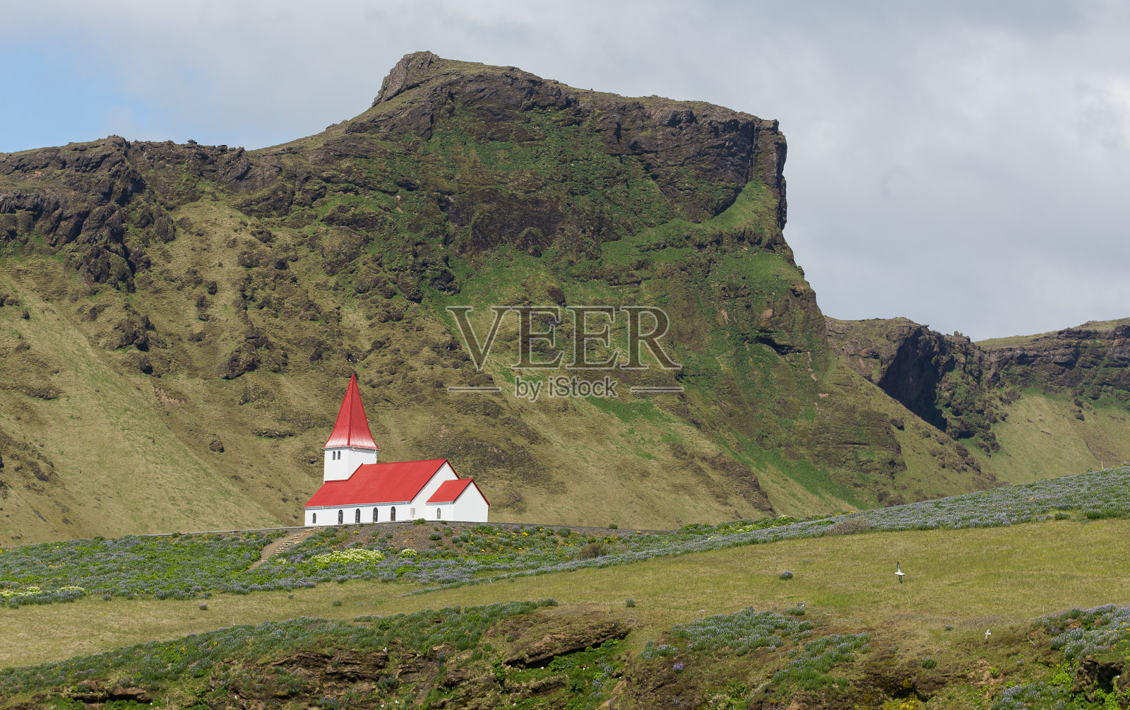 海岸线上典型的冰岛乡村教堂。照片摄影图片