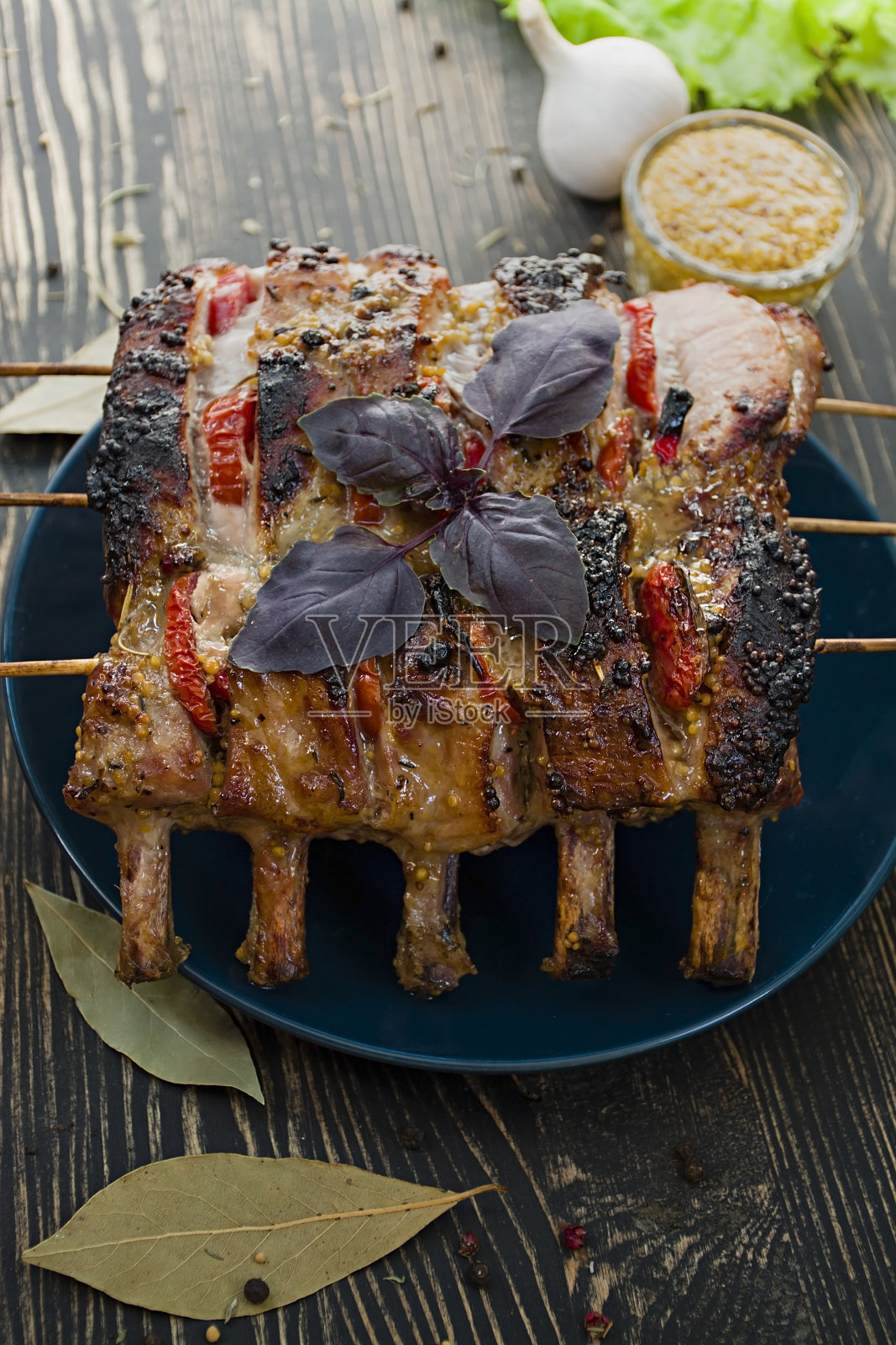 烤猪肋排配烤炉新鲜蔬菜。照片摄影图片