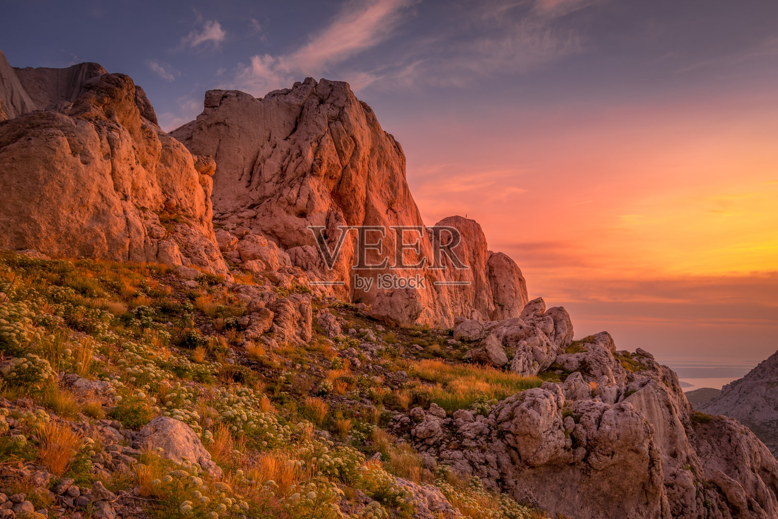 风景风景的山和日落的天空在背景照片摄影图片