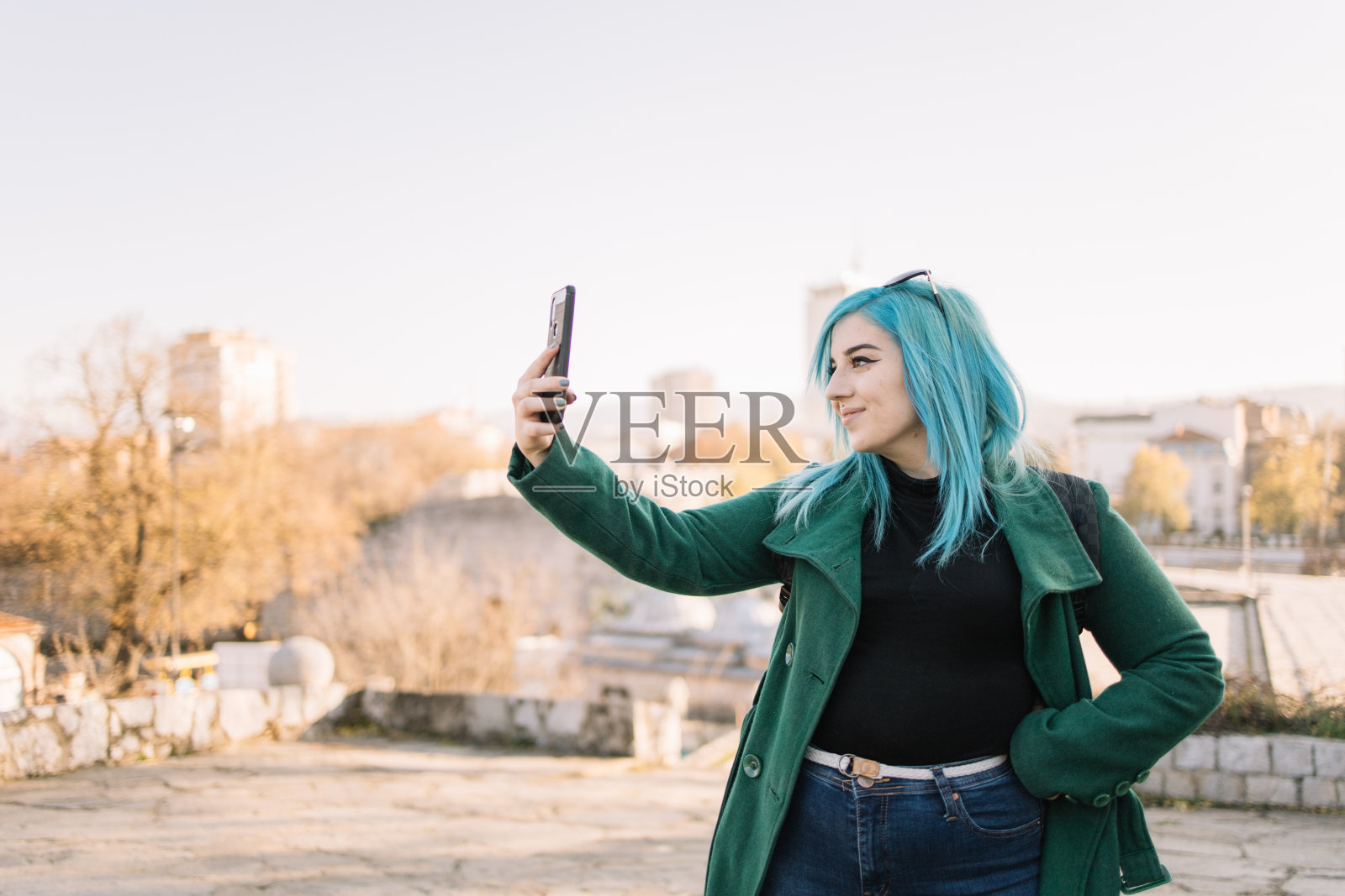 美丽的女孩用她的手机自拍照片摄影图片