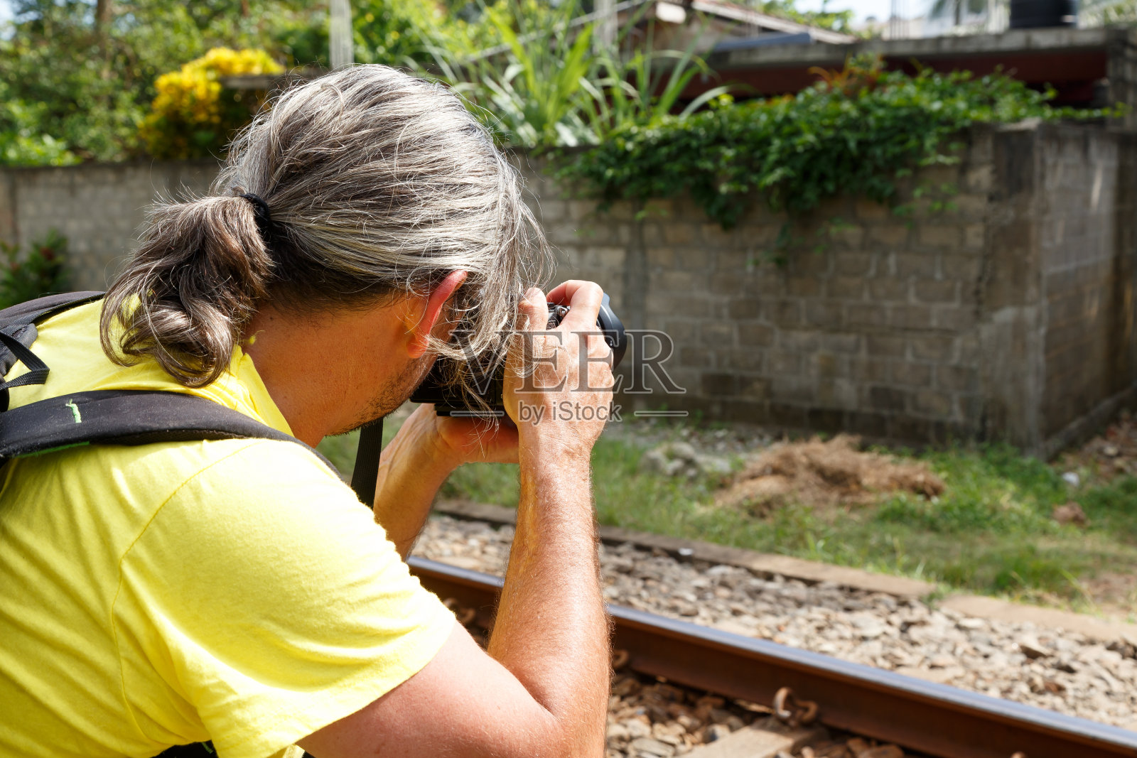 专业摄影师高加索旅行者与长头发在一个热带国家,亚洲斯里兰卡拍照照片摄影图片