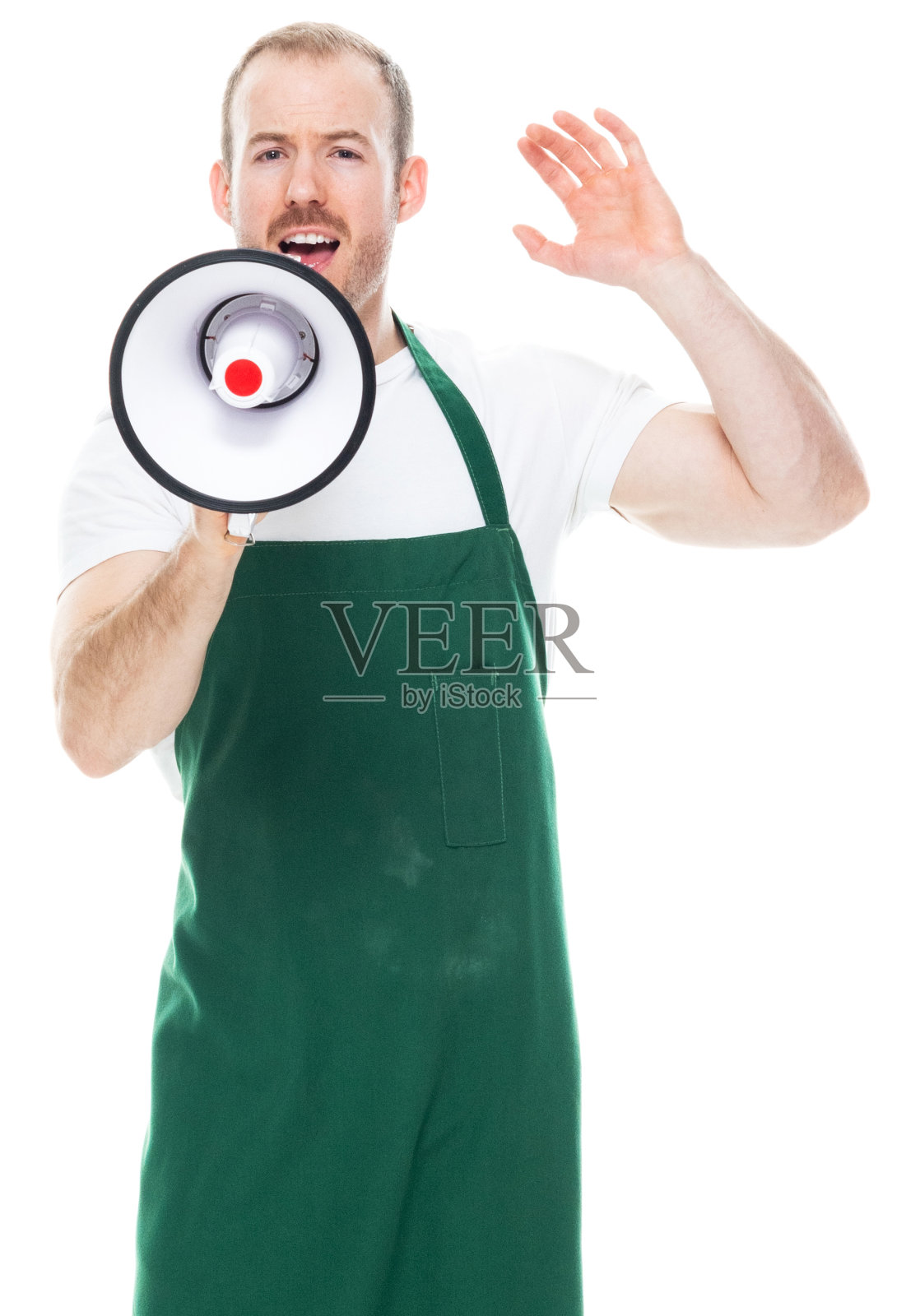 白人年轻男子站在白色背景前穿着衬衫,拿着扩音器照片摄影图片