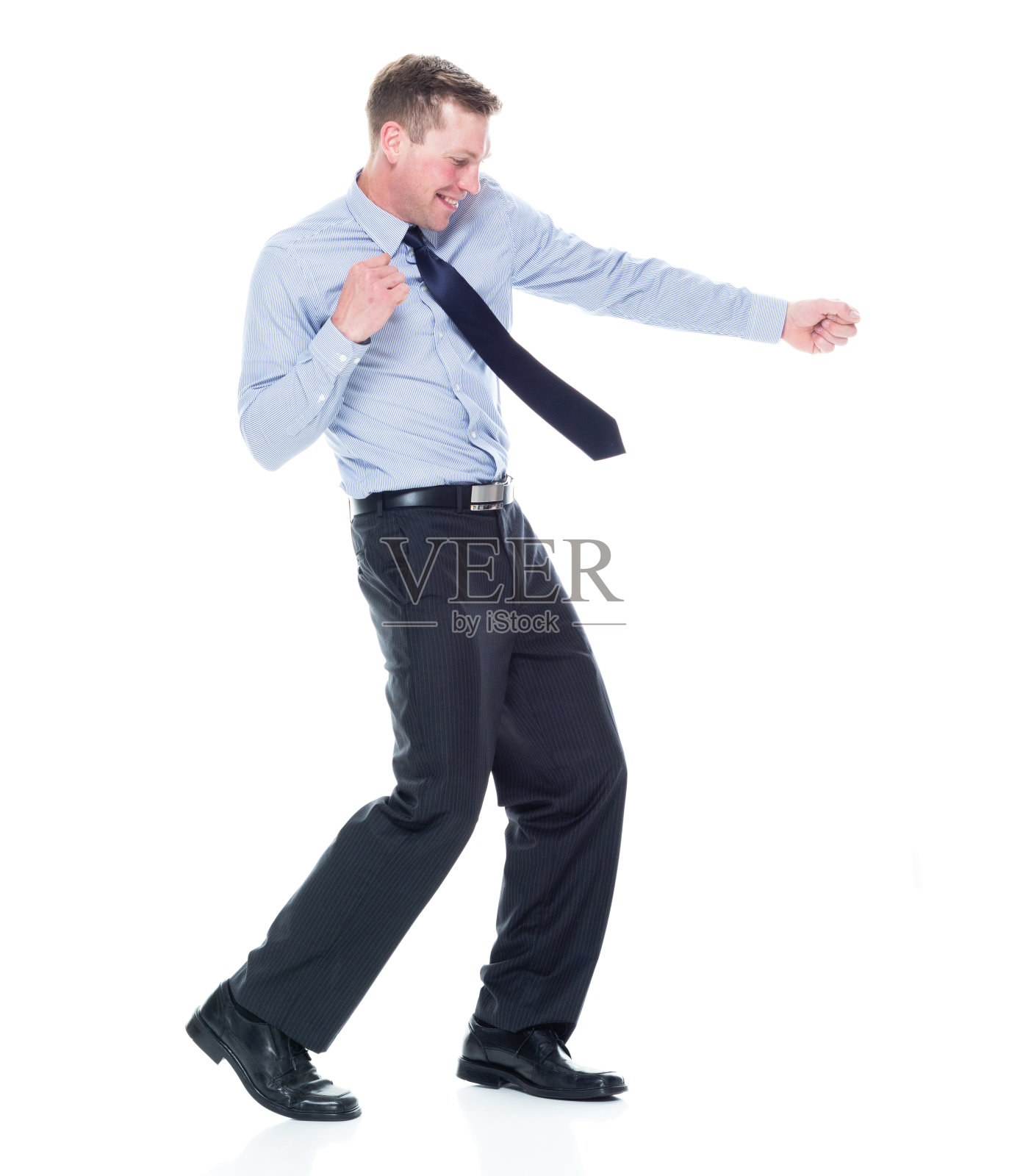 白人年轻男性舞者在白人背景前跳舞照片摄影图片