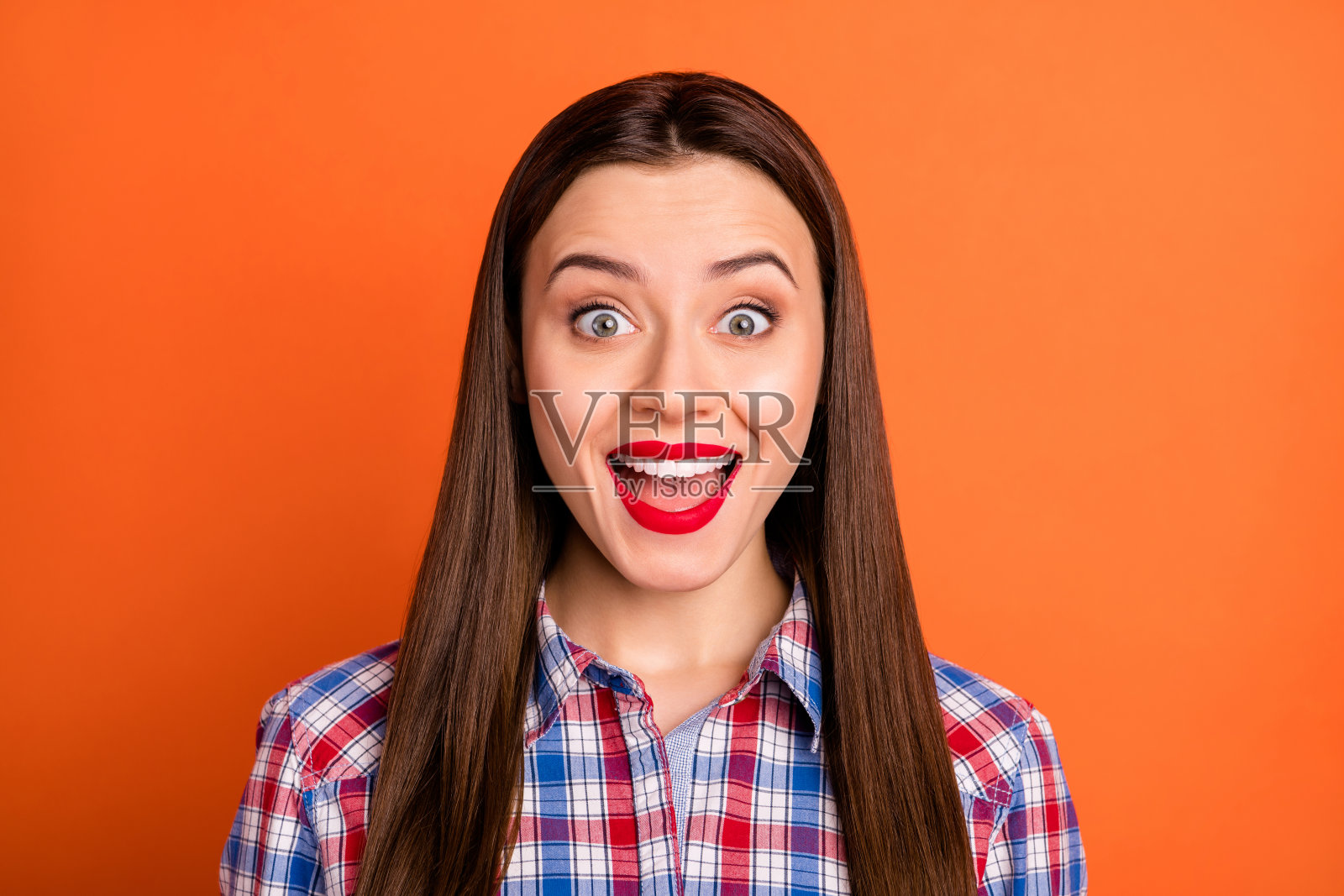 特写照片迷人的女士亮红色发油张开嘴听惊人的好消息喜出望外穿休闲格子衬衫孤立充满活力的橙色背景照片摄影图片