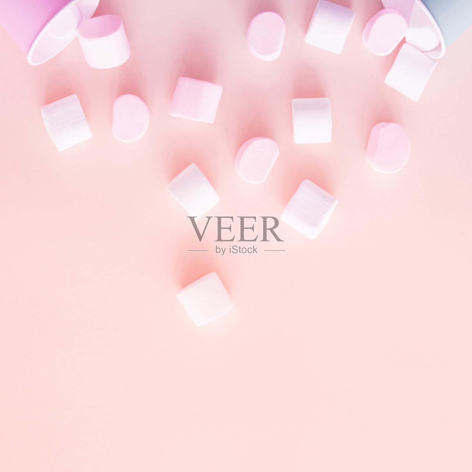 彩色背景上的棉花糖和纸杯照片摄影图片