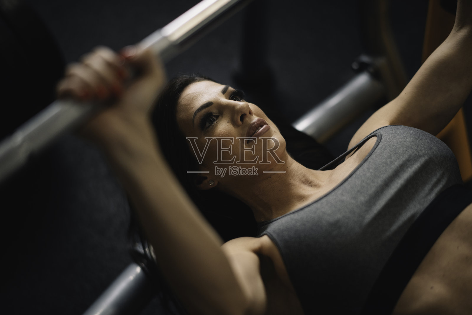 健身女性在训练。健身房的年轻女子。照片摄影图片