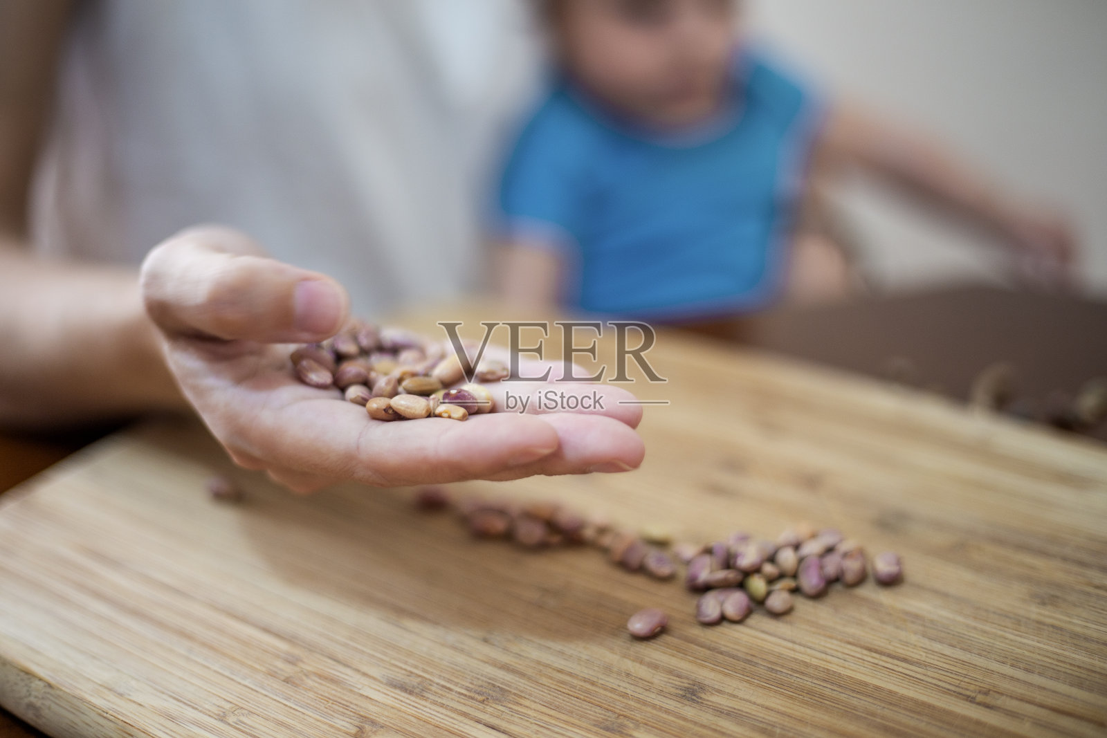 母亲和儿子,在家里清理豆子照片摄影图片
