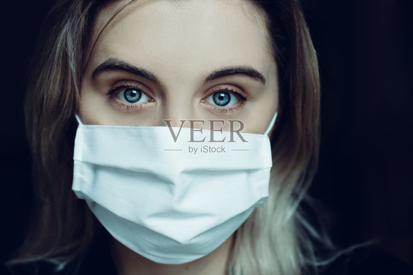 戴医用口罩的年轻女子照片摄影图片