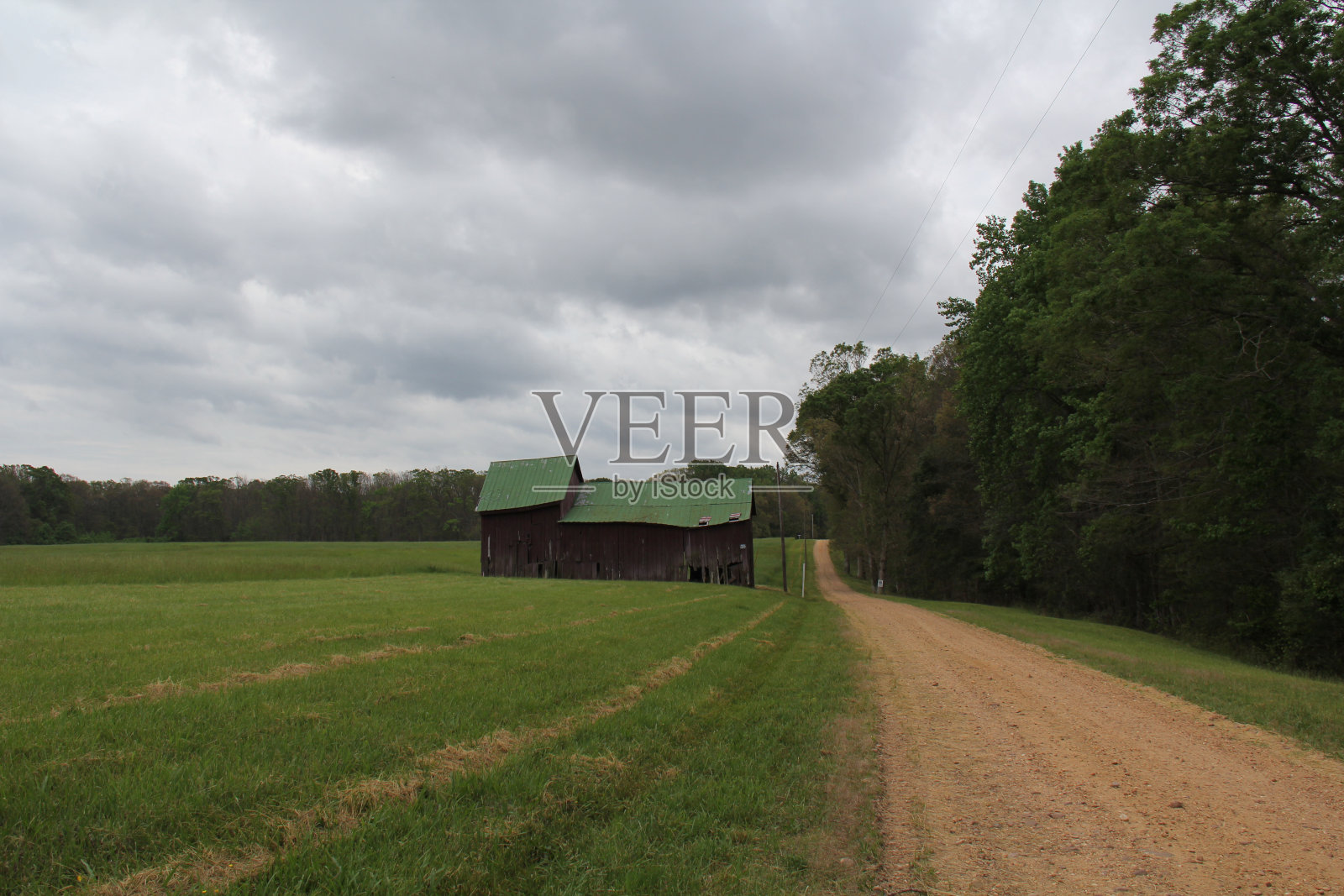 谷仓在田野里沿着一条土路照片摄影图片