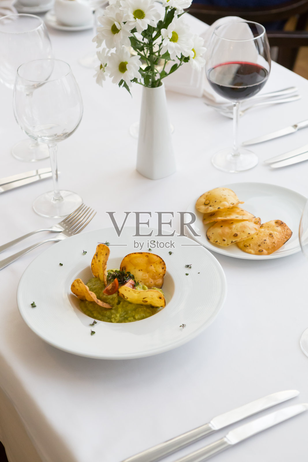 鳄梨酱配薯片照片摄影图片