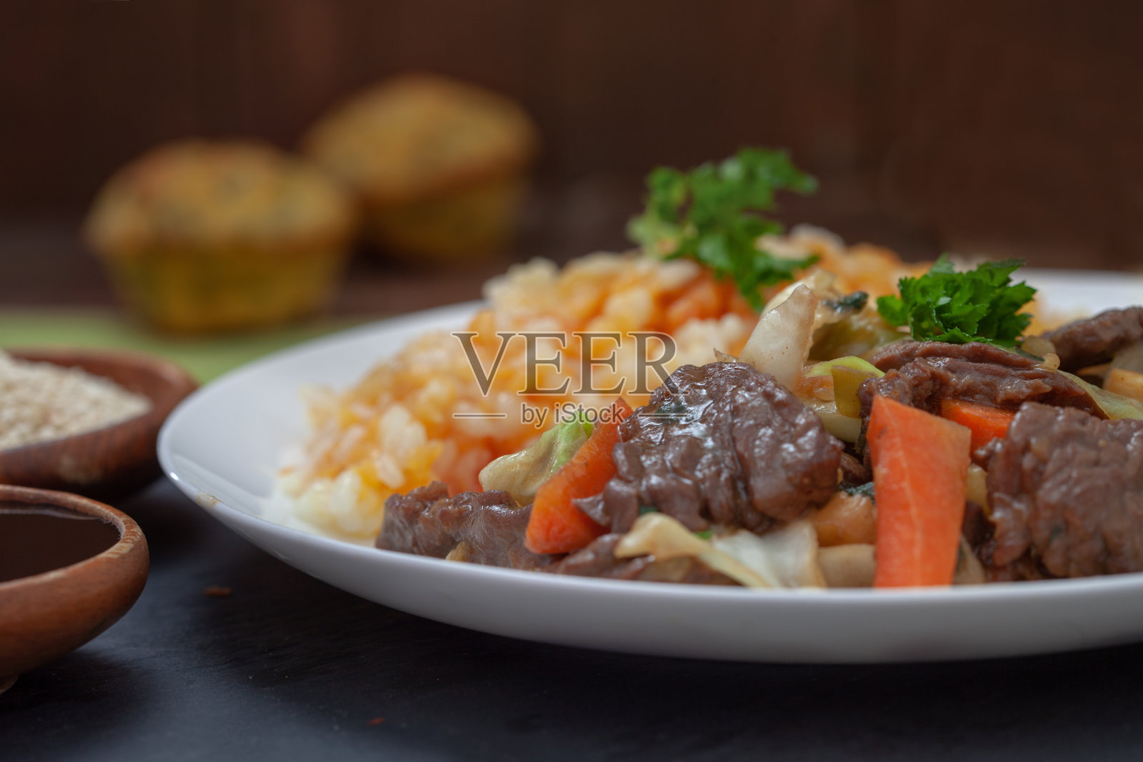 烤牛肉配蔬菜和米饭照片摄影图片