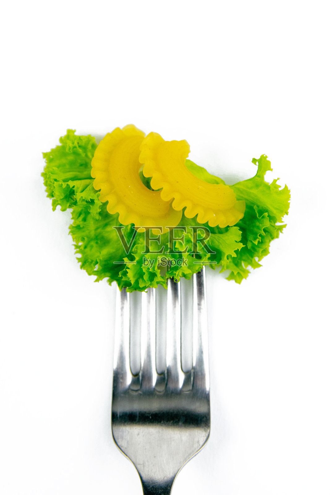 法法尔面食与生菜在叉孤立对抗白色照片摄影图片