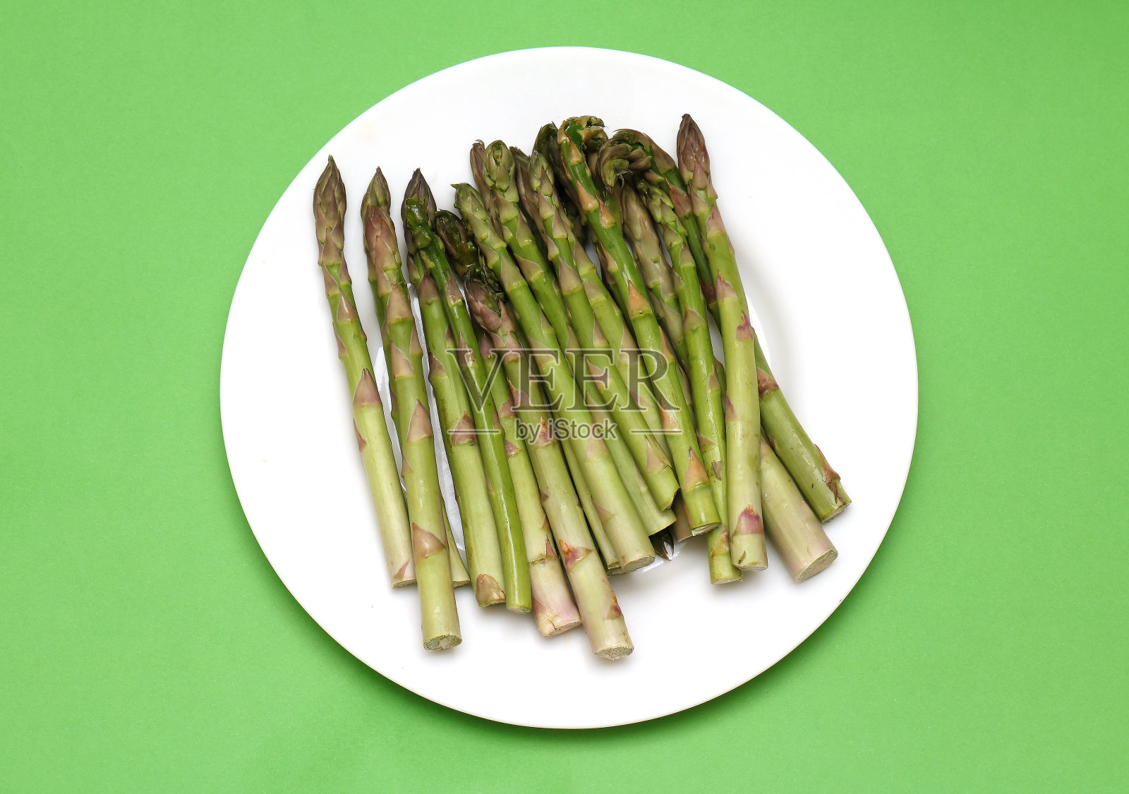 新鲜的绿芦笋在盘子里照片摄影图片