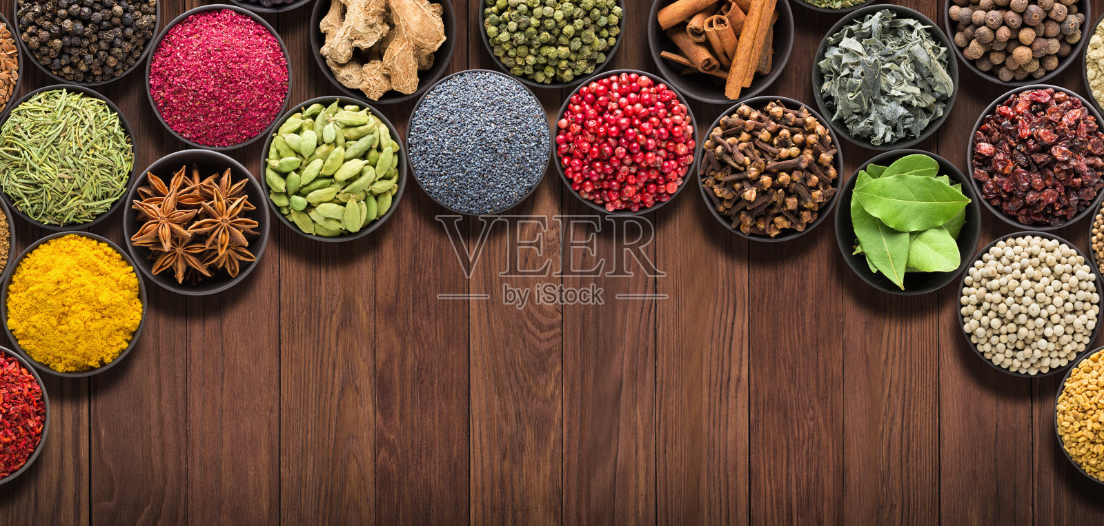 把欧式调味料放在木桌上。食物标签香料和药草的背景照片摄影图片