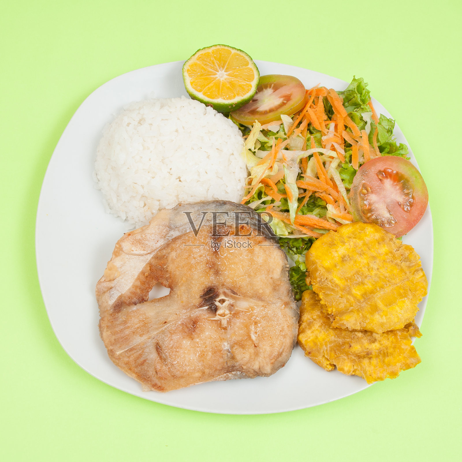 烧鱼;美味的炒鲶鱼片配米饭和沙拉。照片摄影图片