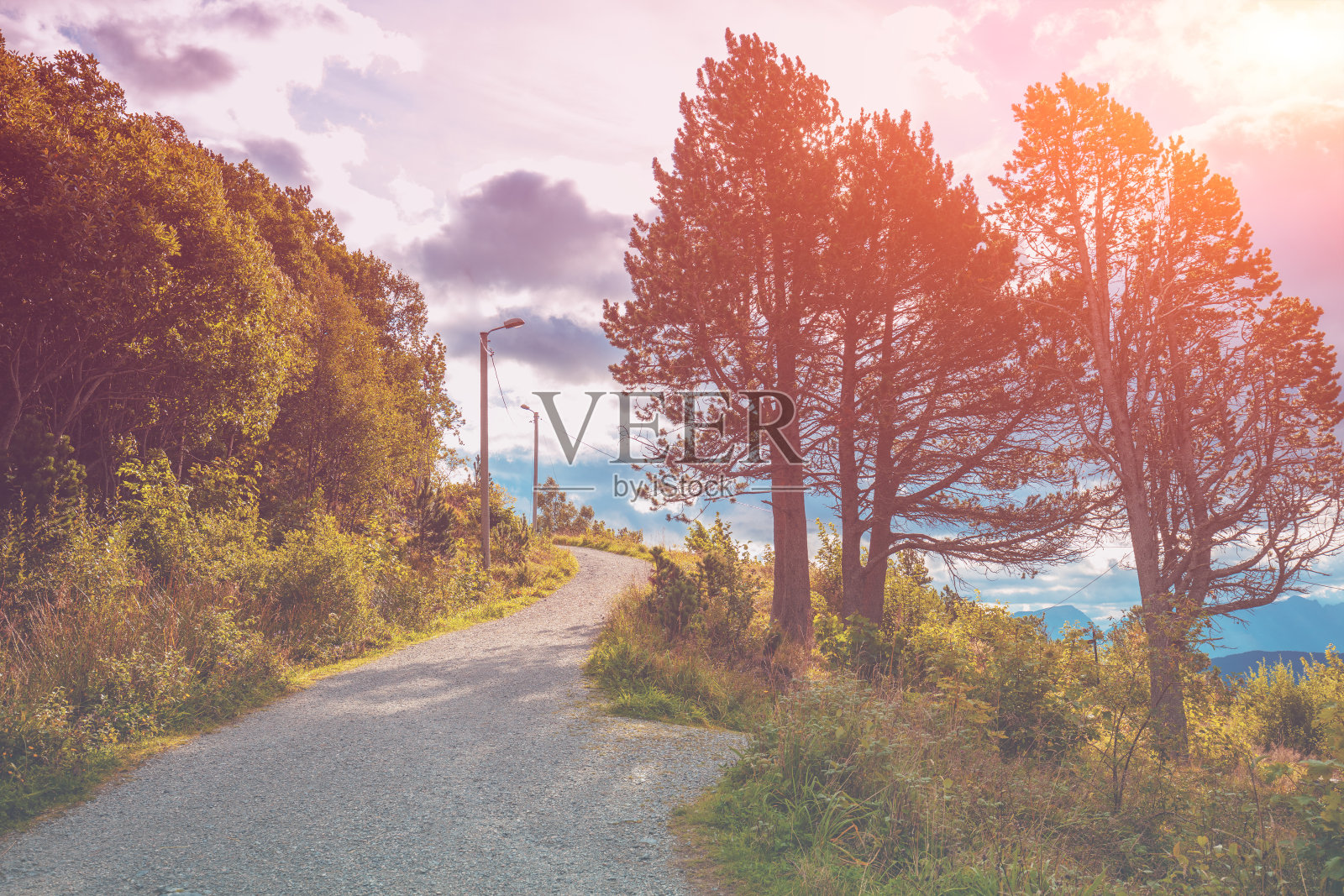 阿克斯拉山日落时的山路。挪威美丽的自然风光照片摄影图片