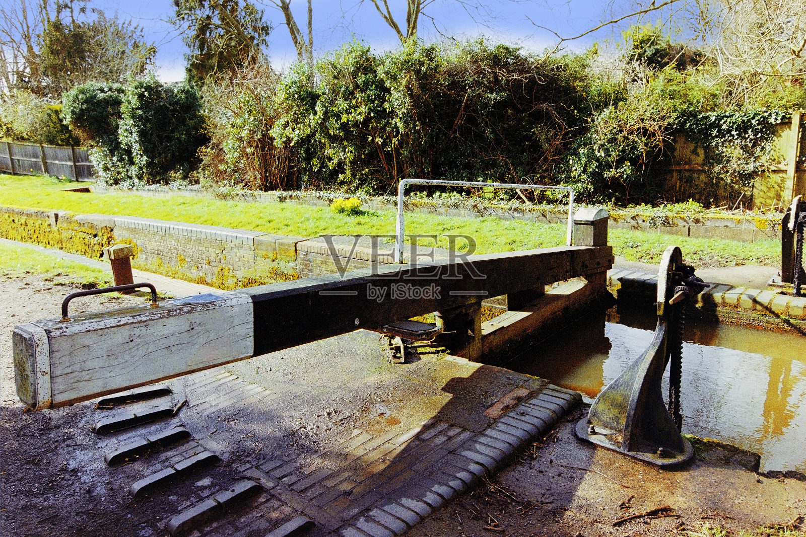 斯特拉特福德运河上的水闸——用胶片拍摄照片摄影图片