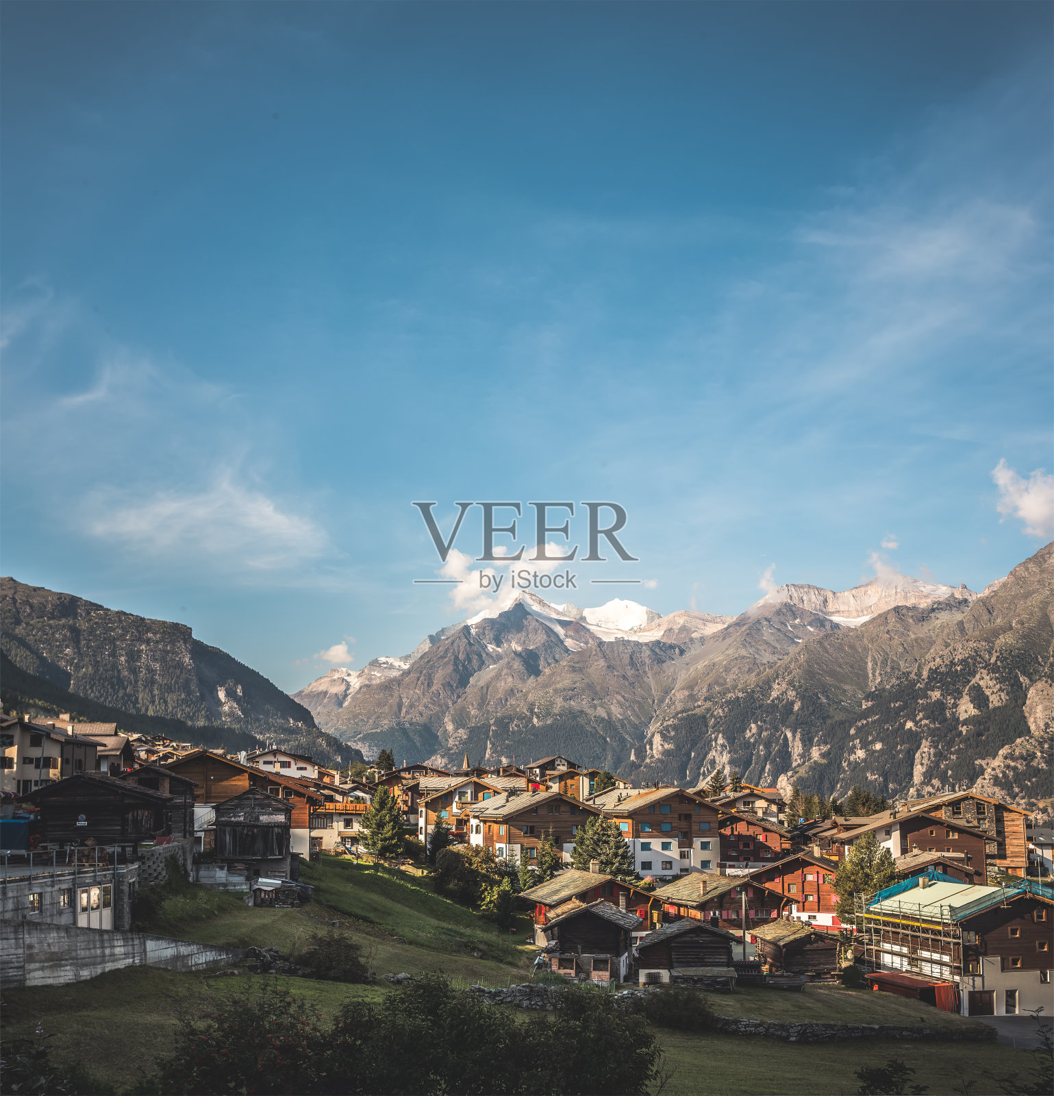 瑞士的一个村庄,阳光明媚的风景在山上照片摄影图片