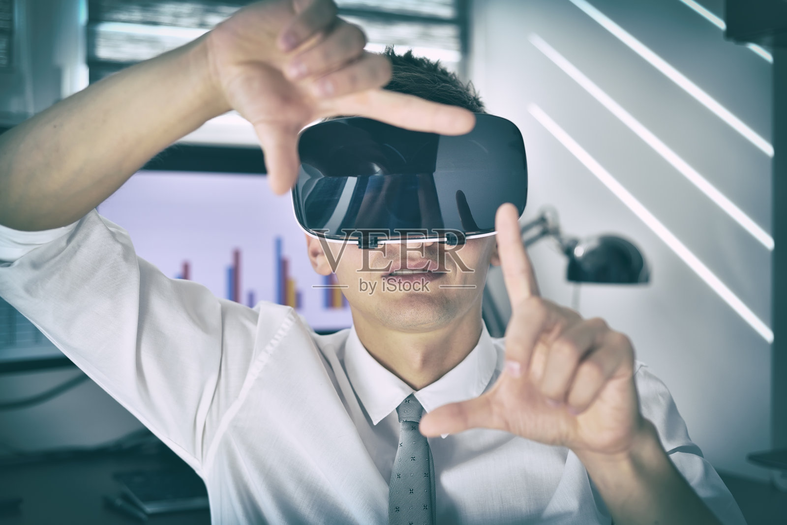 商人与VR耳机看虚拟股票报告。照片摄影图片