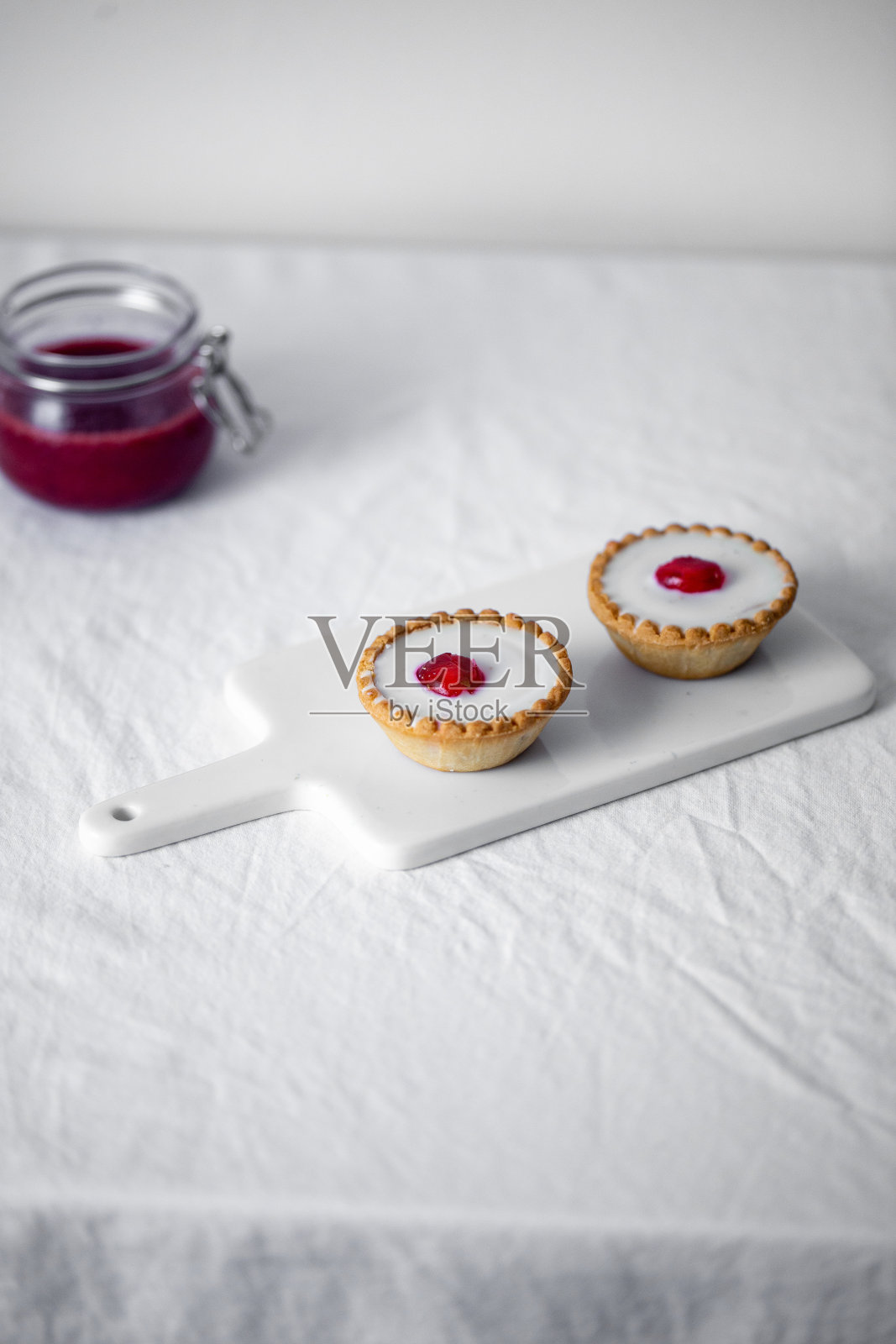 白色背景上的纯椰子树莓果馅饼照片摄影图片