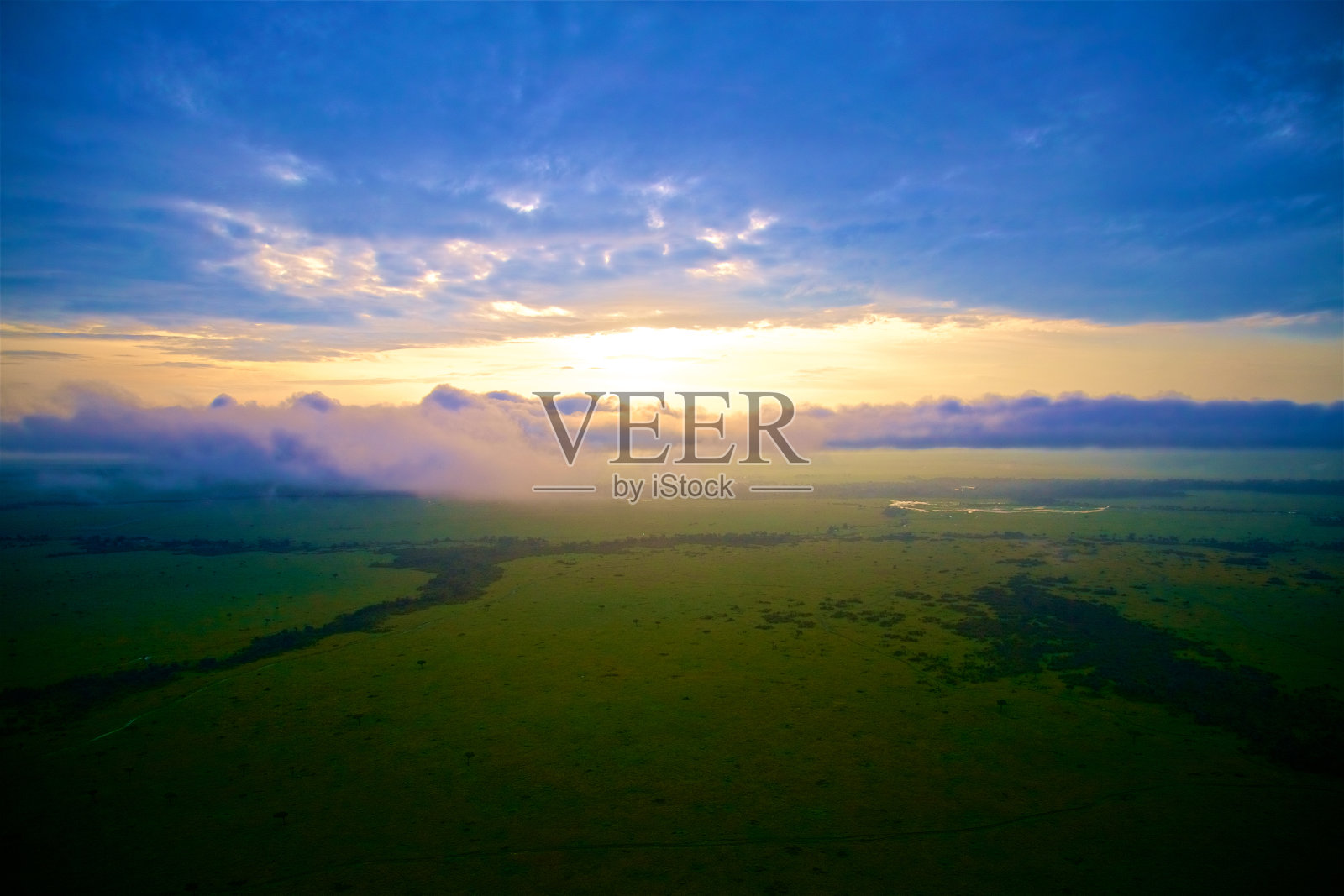 马赛马拉的热气球在阴天里的日出照片摄影图片