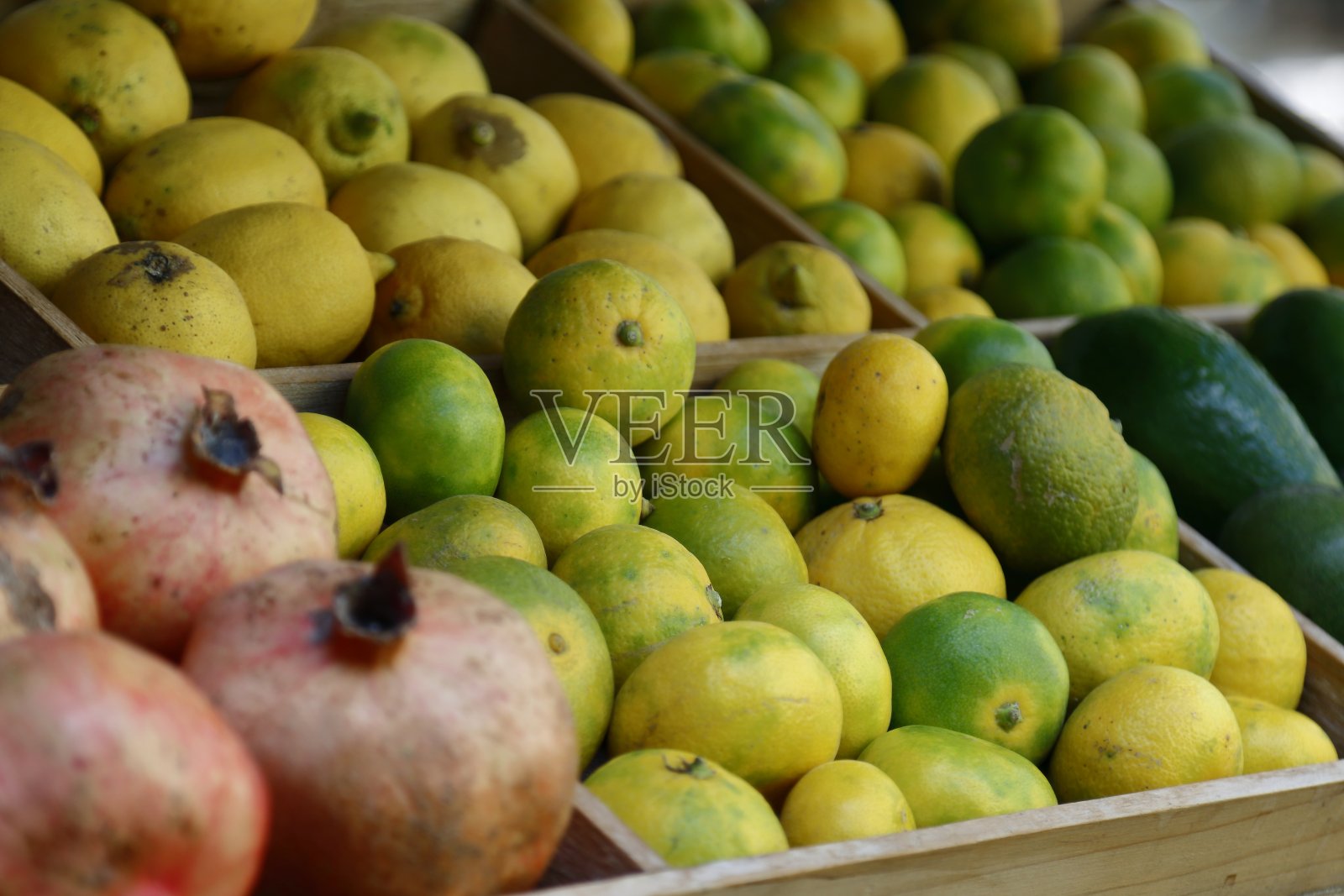 市场前五颜六色的水果照片摄影图片