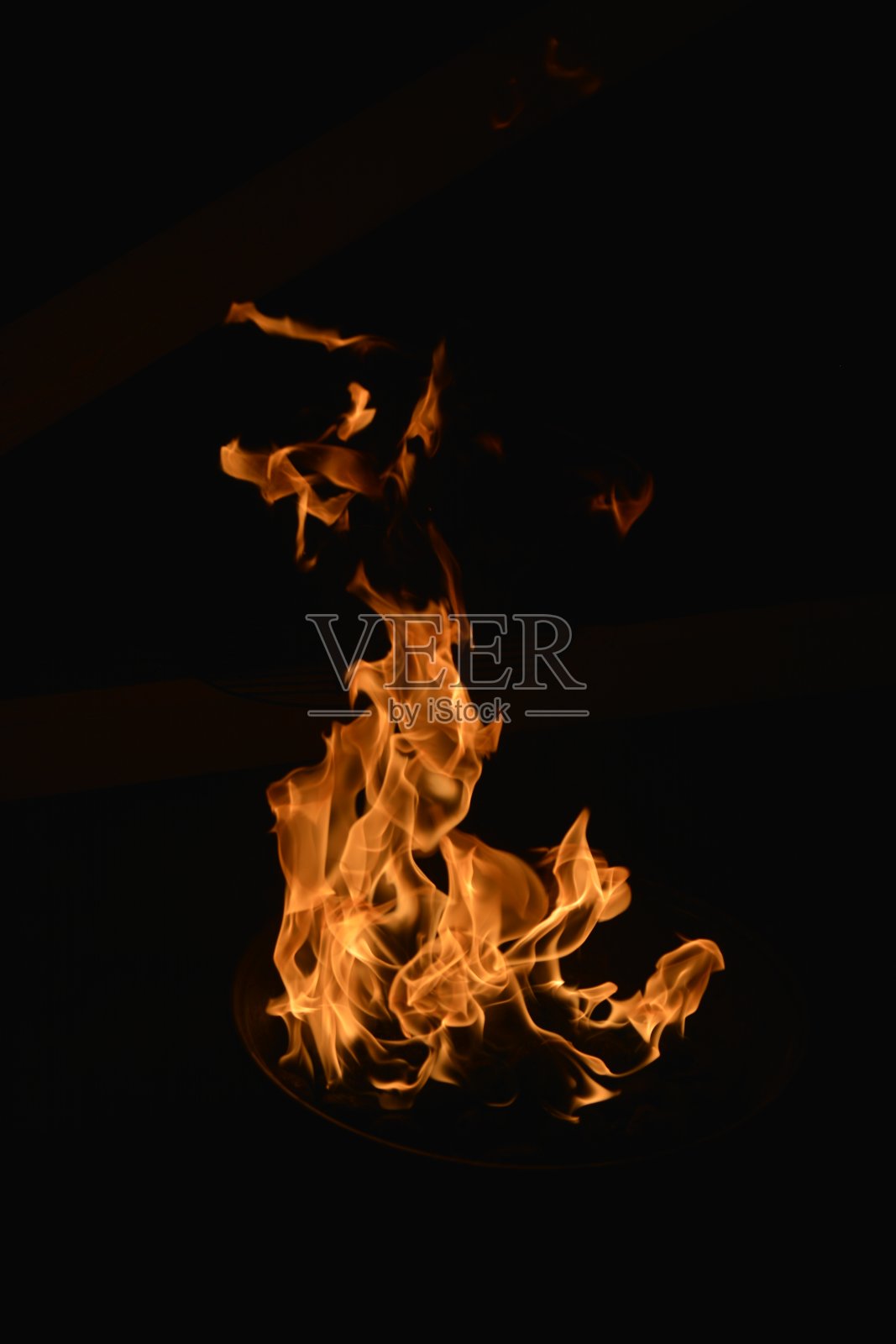 黑色背景照片上壁炉里明亮的火焰照片摄影图片