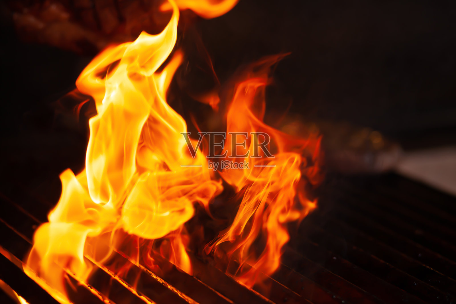 烤肉架上的肉照片摄影图片