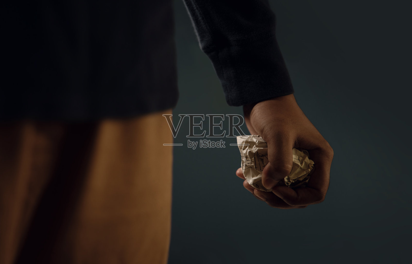 愤怒的人。手拿一张皱巴巴的纸。准备好打。裁剪和选择焦点照片摄影图片