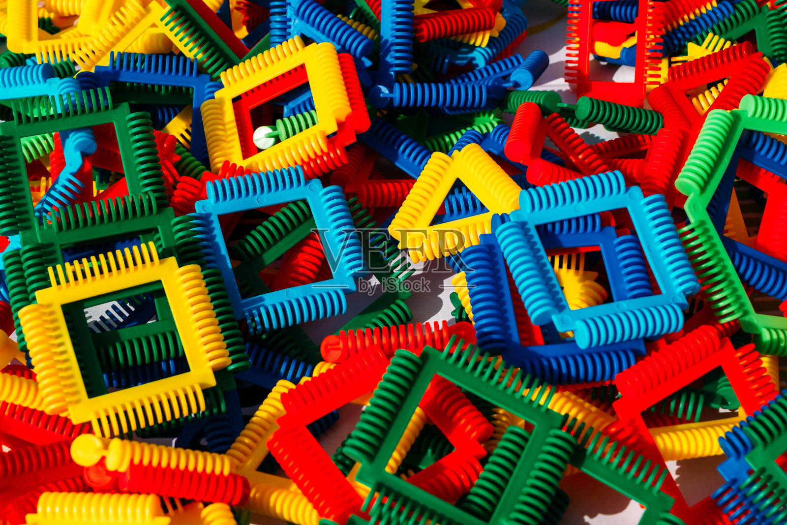 一款色彩缤纷的儿童拼图,由设计师设计出不同形状和大小的拼图照片摄影图片