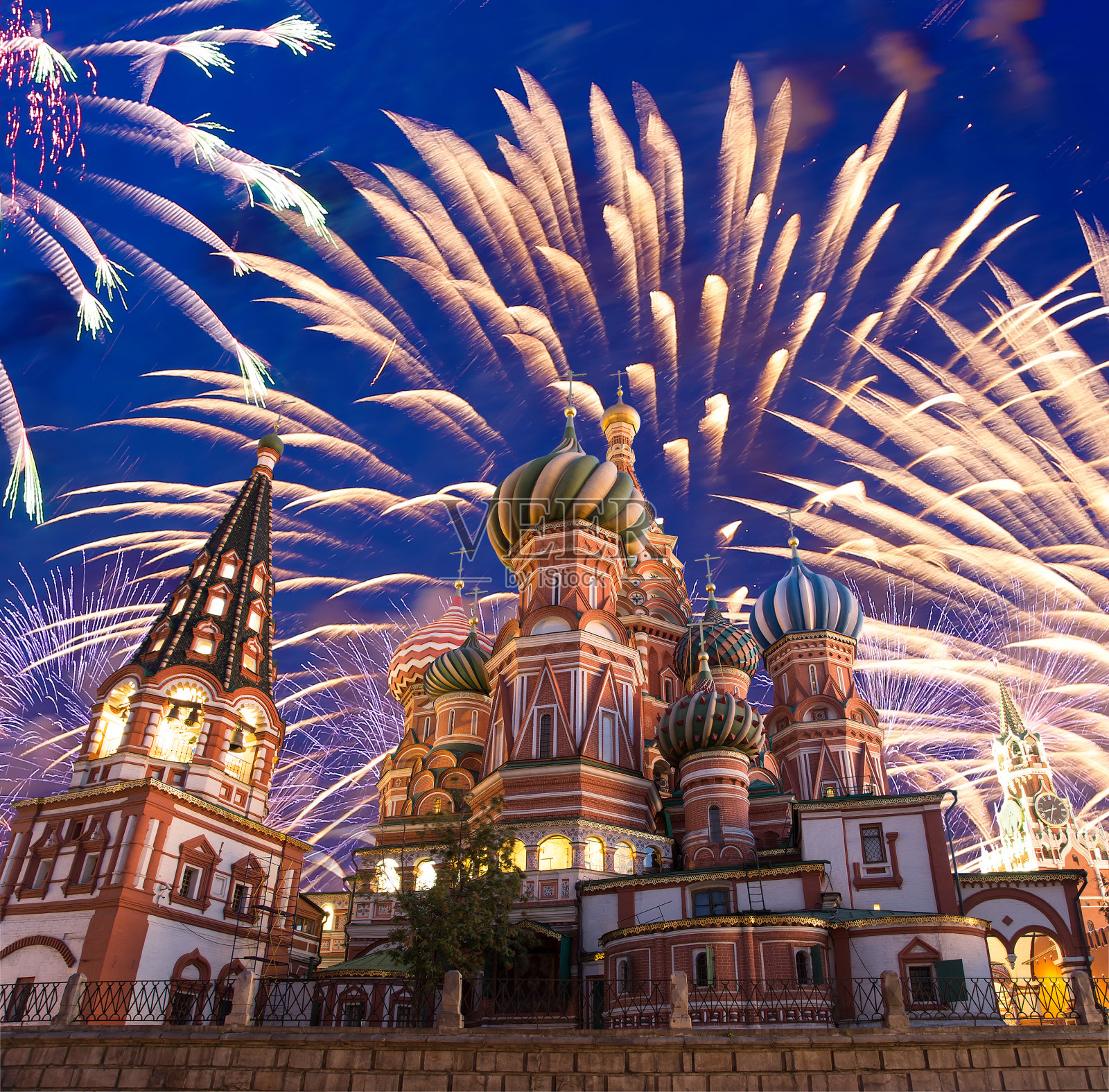 在护城河上最神圣的Theotokos的代祷大教堂(神圣的巴勒寺)和烟花庆祝胜利日(二战),红场,莫斯科,俄罗斯照片摄影图片