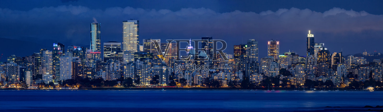 加拿大不列颠哥伦比亚省温哥华市中心蓝色时刻照片摄影图片