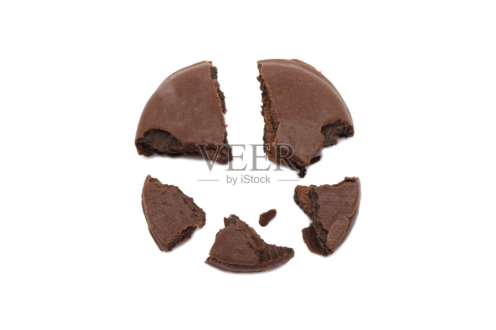 巧克力三明治饼干填充和涂上巧克力奶油孤立在白色背景。照片摄影图片