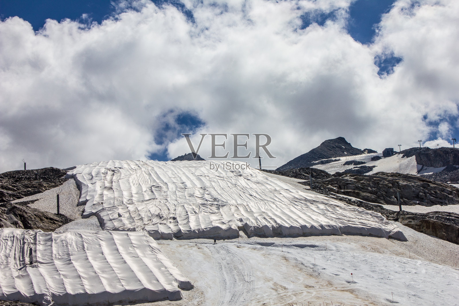 白雪皑皑的群山俯瞰天空照片摄影图片