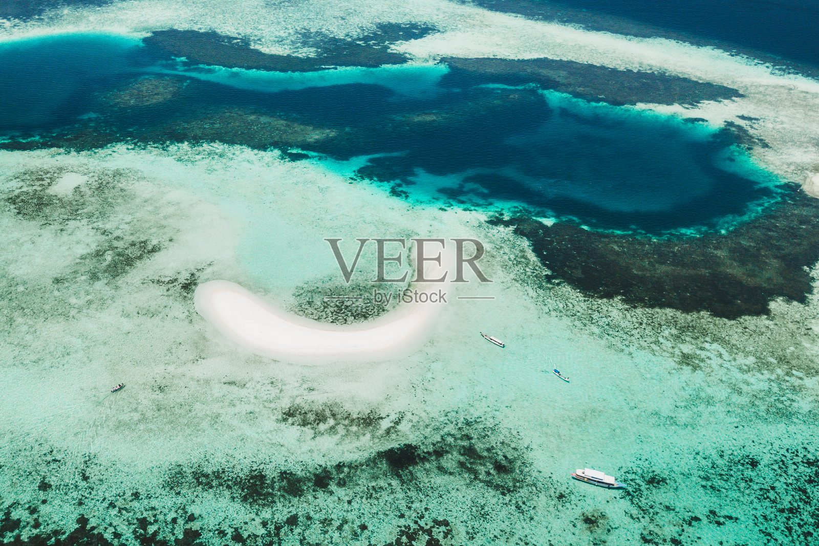 印尼科莫多国家公园塔卡望加锡岛鸟瞰图。空旷的天堂,珊瑚礁上的白色小岛。照片摄影图片