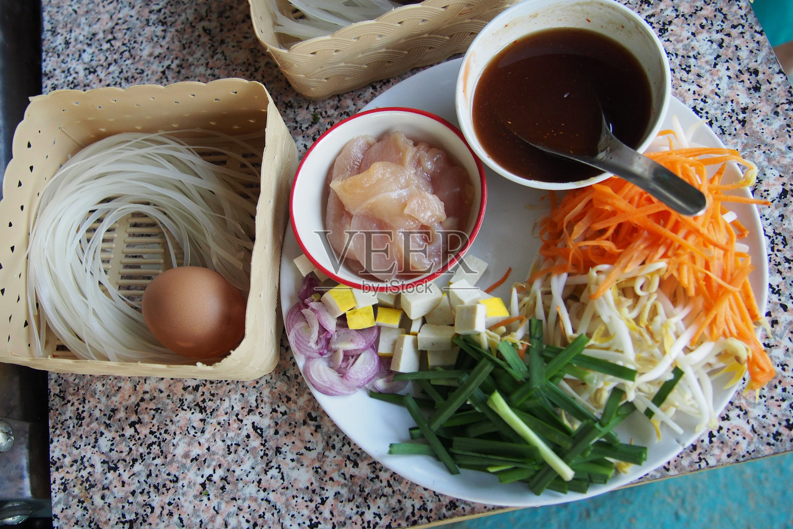 制作泰式炒粉或泰式炒粉照片摄影图片