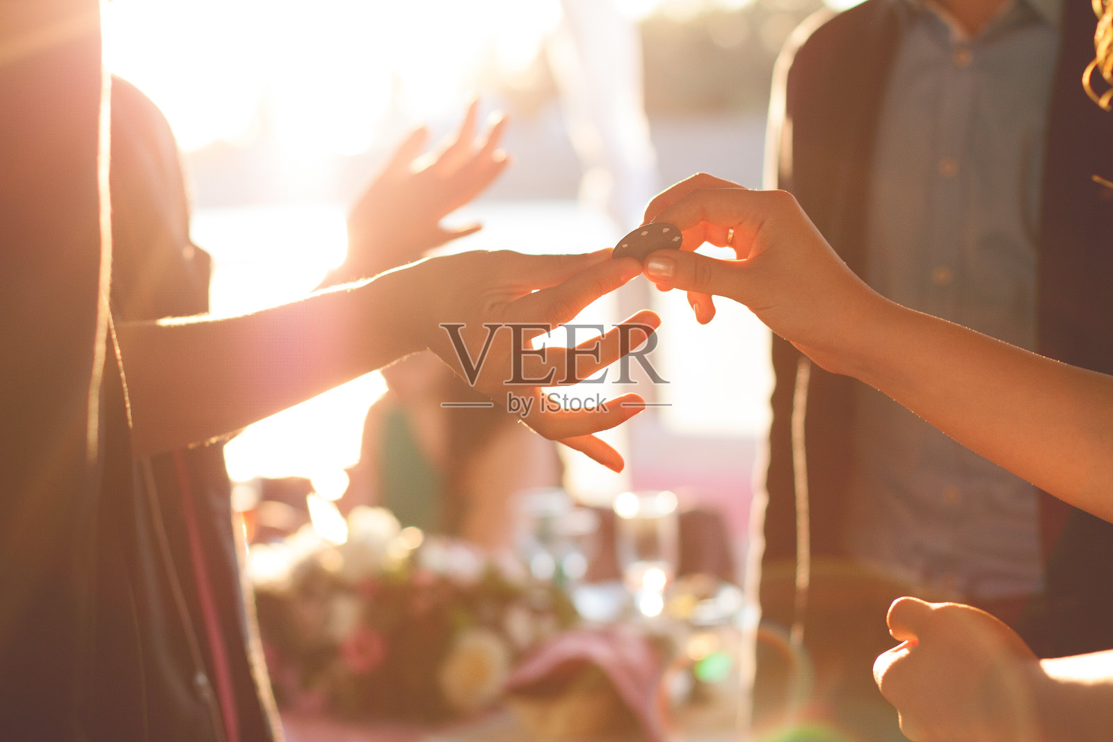 扑克游戏。女孩在游戏中传递筹码照片摄影图片