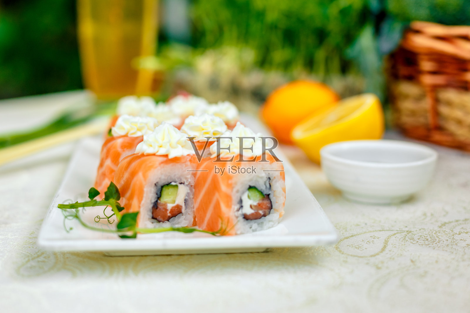 费城寿司配酱油和筷子照片摄影图片