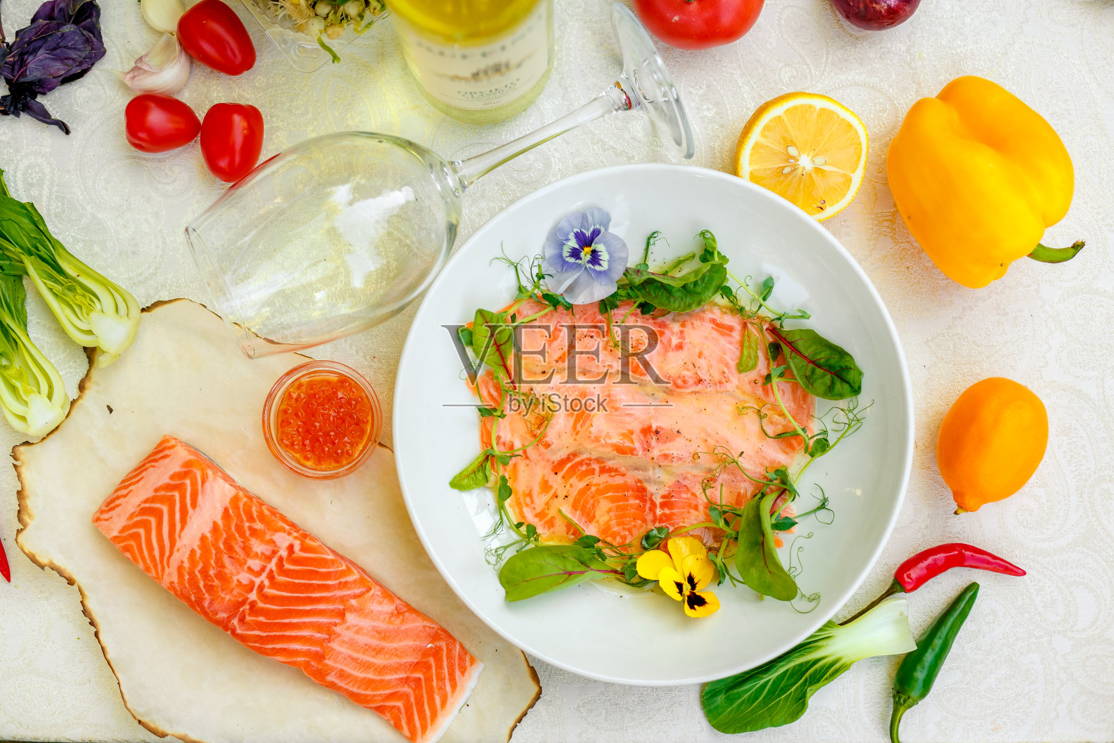 鲜红的鱼片,配以青菜和蔬菜照片摄影图片