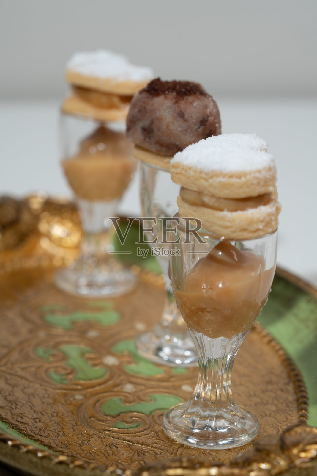 黑色的桌子上放着自制的糖果、巧克力、坚果和干草莓照片摄影图片