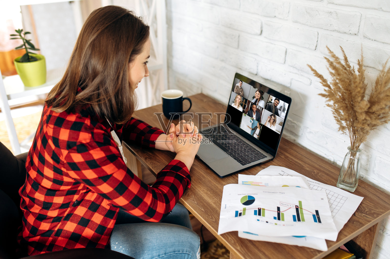 商务同事在线远程办公视频会议照片摄影图片