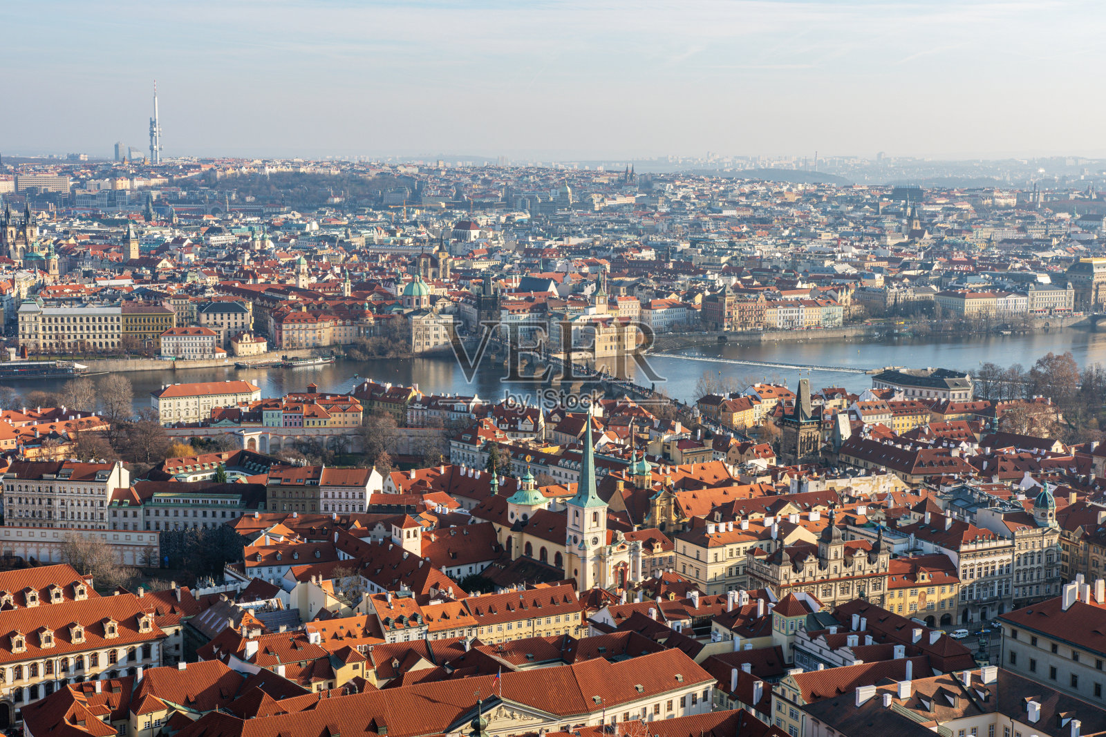 布拉格老城和查尔斯桥的鸟瞰图。捷克共和国。照片摄影图片