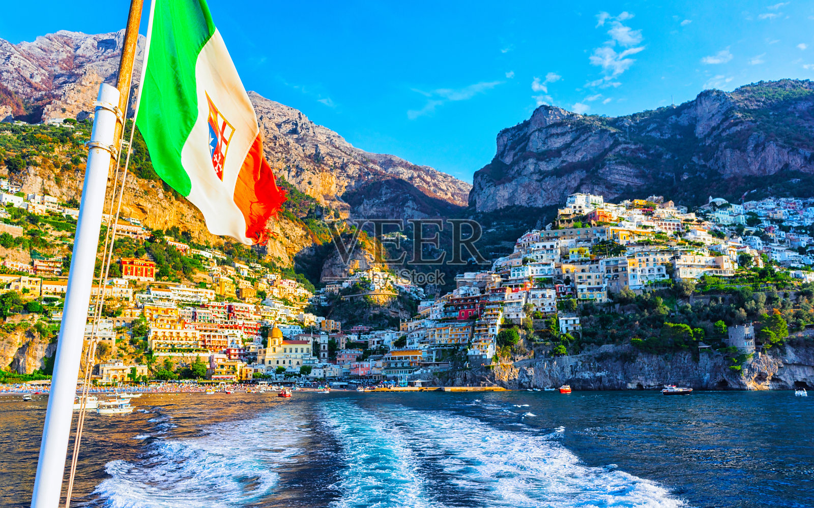 意大利国旗与波西塔诺镇在第勒尼安海反射照片摄影图片