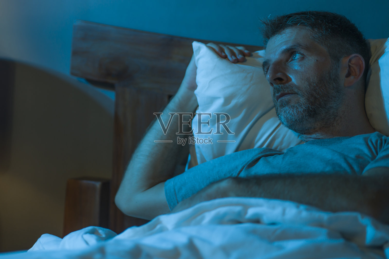 沮丧男子躺在床上失眠,焦虑且感到迷茫照片摄影图片