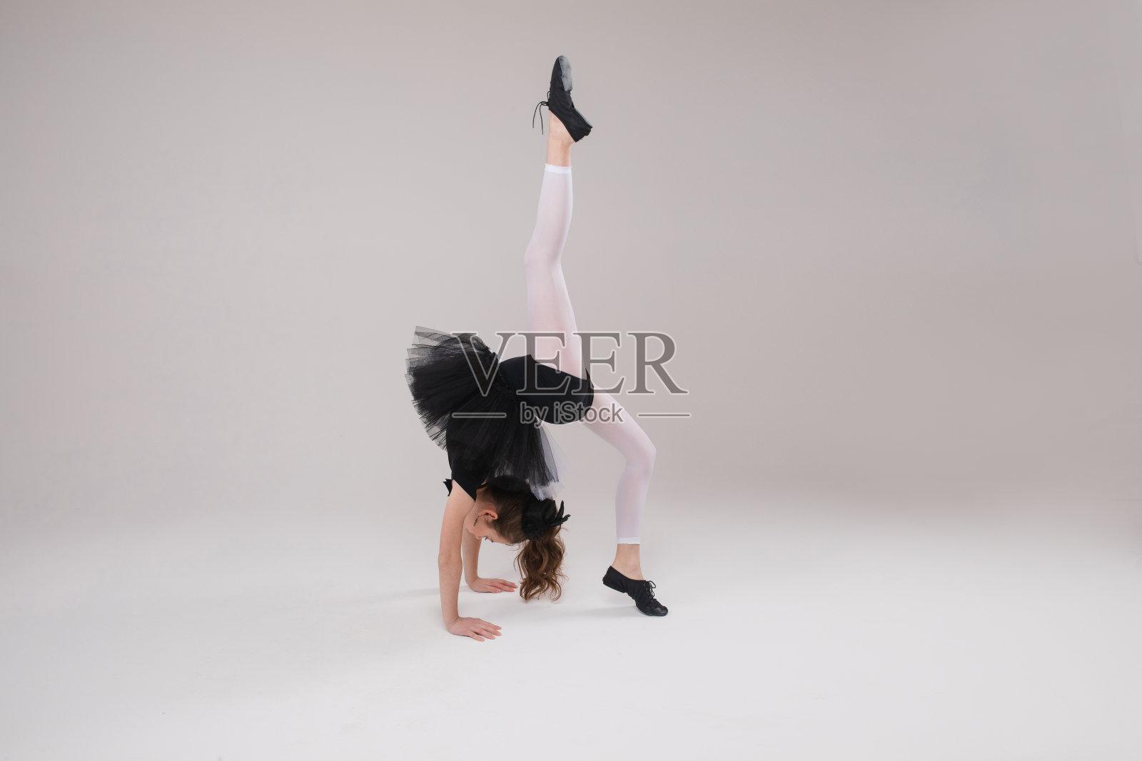 漂亮的小女孩在演播室做体操照片摄影图片