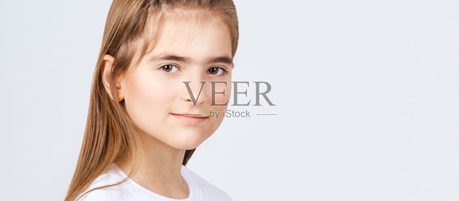 小可爱的女孩卖肖像。奢女儿童摄影。快乐的胜利者情绪。新鲜人脸。孩子的眼睛。看镜头照片摄影图片