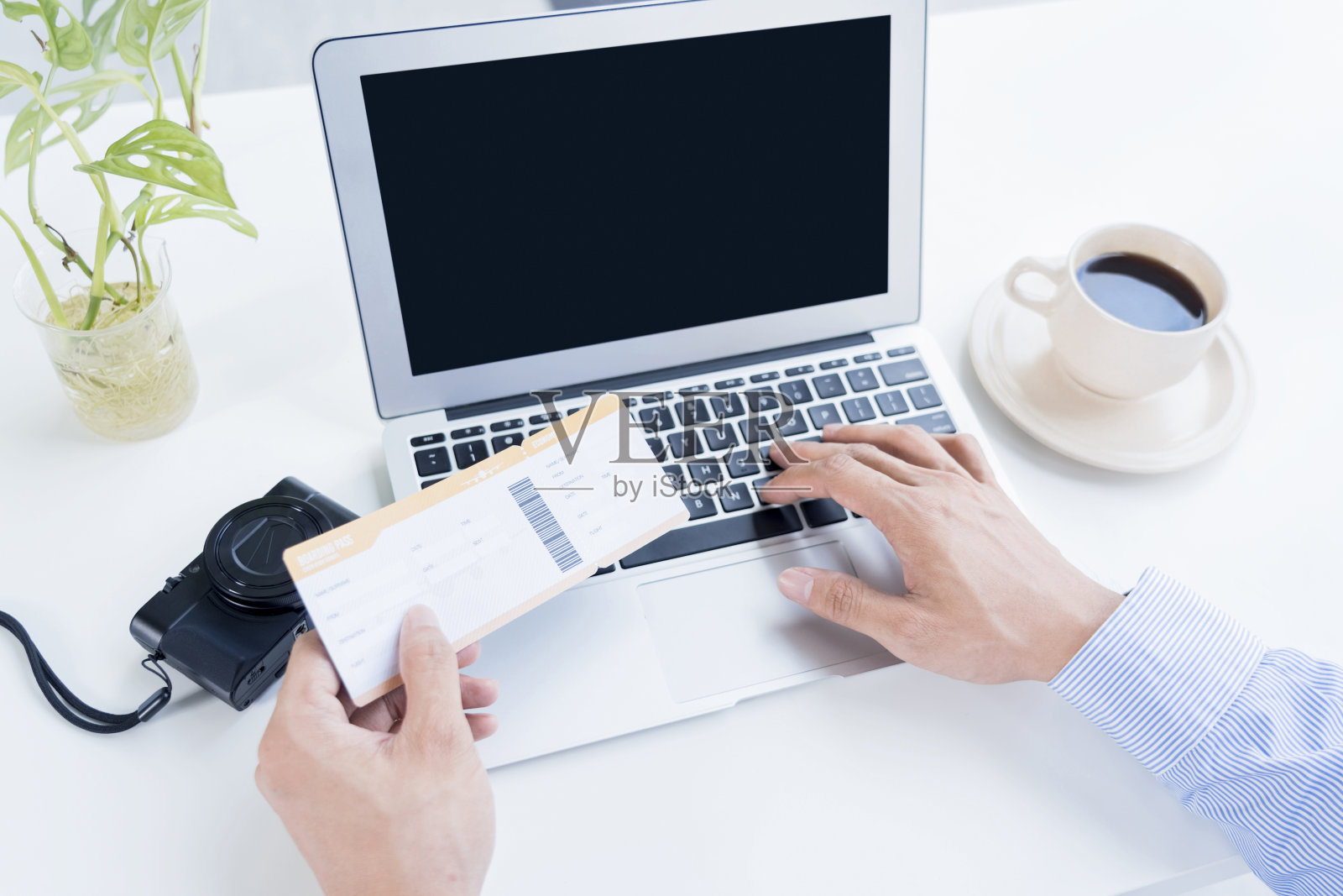 持登机牌的男子正在网上办理登机手续照片摄影图片